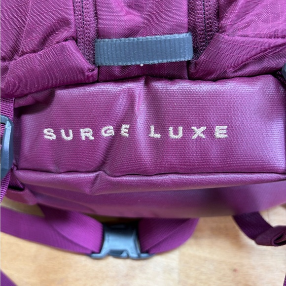The North Face Women's Surge Luxe Backpack Burgundy Rose Gold Laptop Bag 31L - Picture 4 of 7